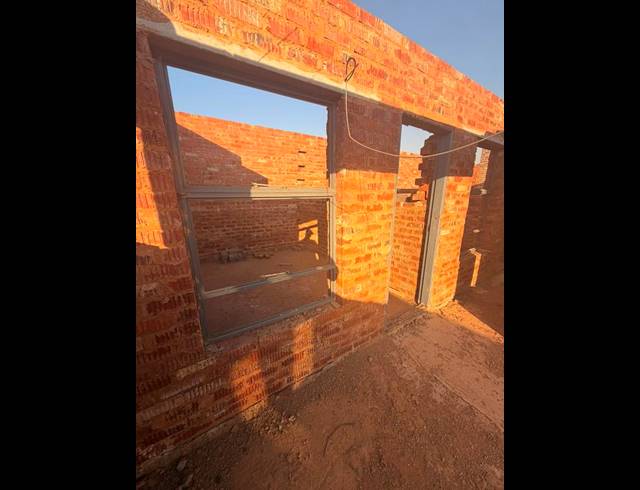 2 BEDROOM HOUSE FOR SALE IN MAHUBE VALLEY